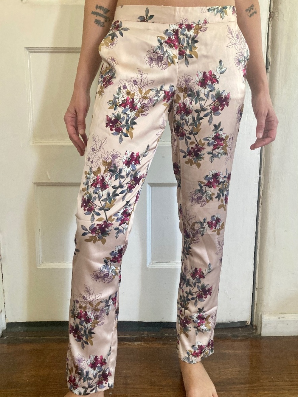 French satin weave/ silky-finish pants with floral patterns